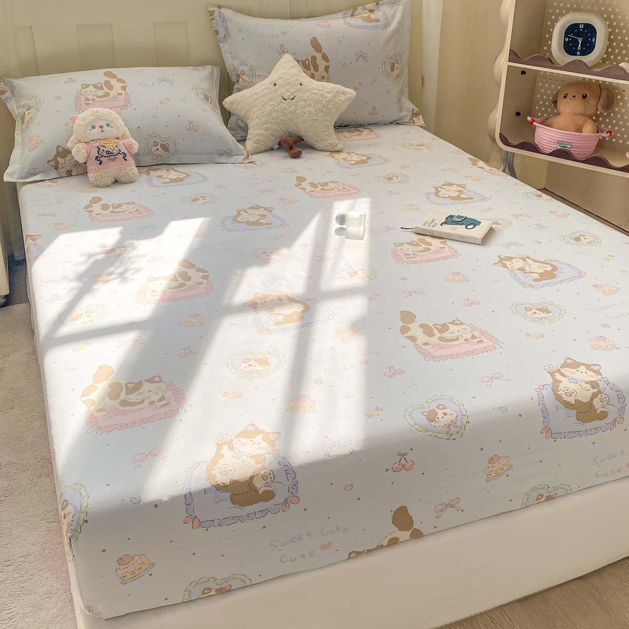 91家纺网 家纺一手货源 找家纺 花梦欣 2026新款全棉印花单品系列3简约卡通款-单床笠 狸花小姐兰