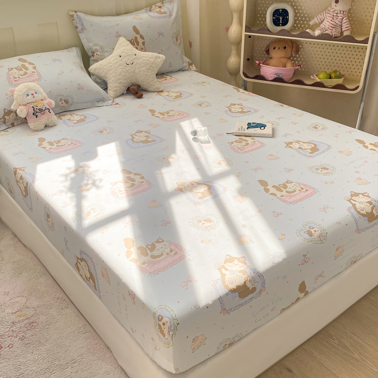 91家纺网 家纺一手货源 找家纺 花梦欣 2026新款全棉印花单品系列3简约卡通款-单床笠 狸花小姐兰