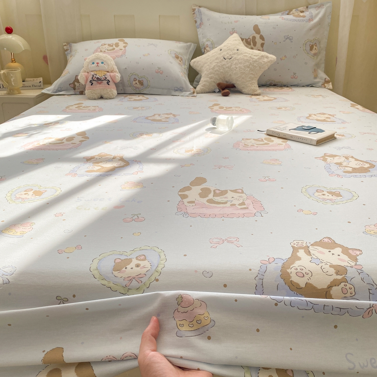 91家纺网 家纺一手货源 找家纺 花梦欣 2026新款全棉印花单品系列3简约卡通款-单床笠 狸花小姐兰