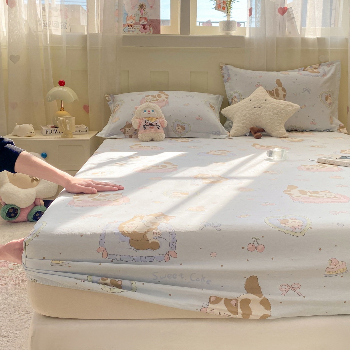 91家纺网 家纺一手货源 找家纺 花梦欣 2026新款全棉印花单品系列3简约卡通款-单床笠 狸花小姐兰