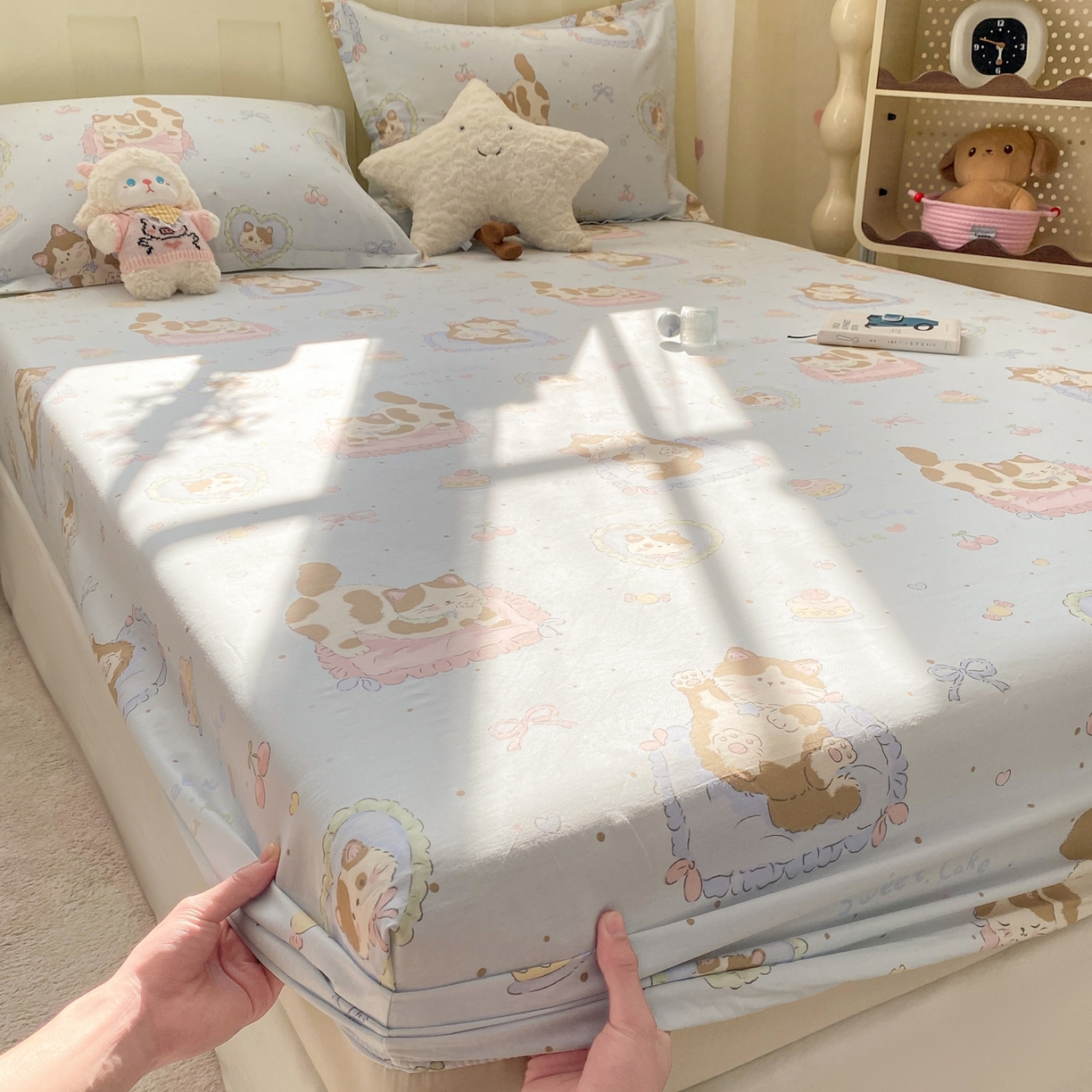 91家纺网 家纺一手货源 找家纺 花梦欣 2026新款全棉印花单品系列3简约卡通款-单床笠 狸花小姐兰