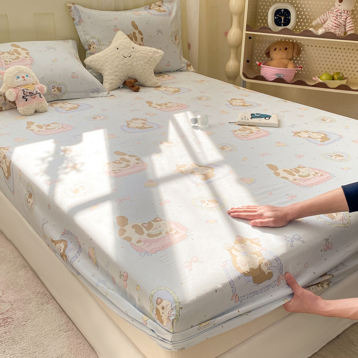 91家纺网 家纺一手货源 找家纺 花梦欣 2026新款全棉印花单品系列3简约卡通款-单床笠 狸花小姐兰