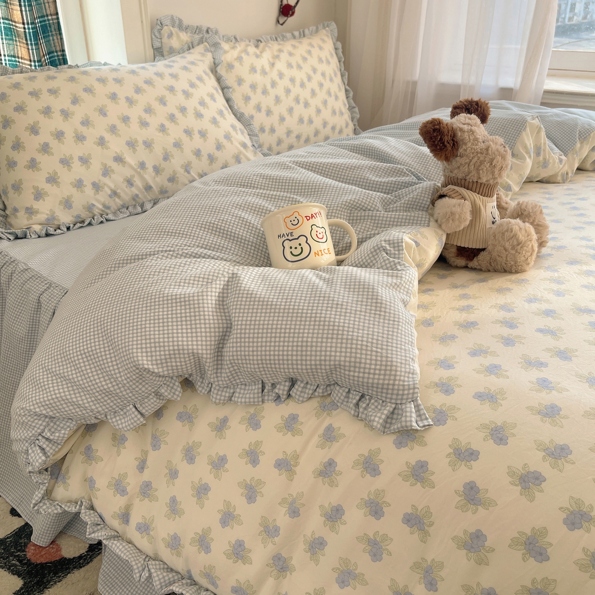 91家纺网 家纺一手货源 找家纺 轻奢坊 2026新款云感仿棉水洗棉褶皱短花边四件套 花花格蓝