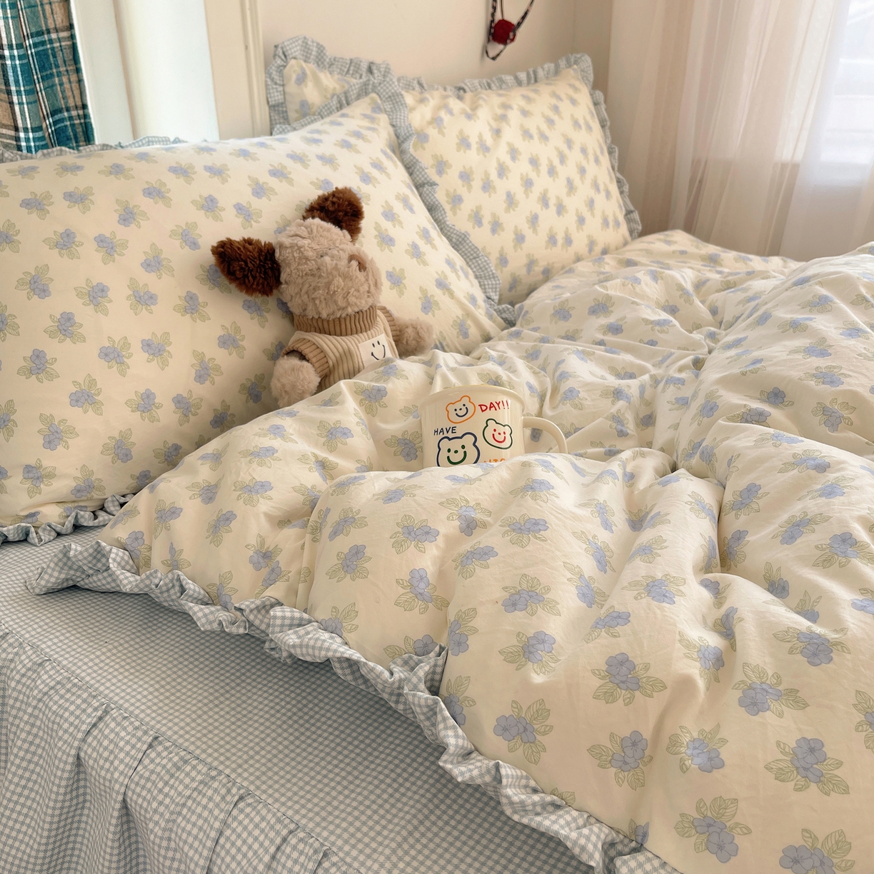 91家纺网 家纺一手货源 找家纺 轻奢坊 2026新款云感仿棉水洗棉褶皱短花边四件套 花花格蓝