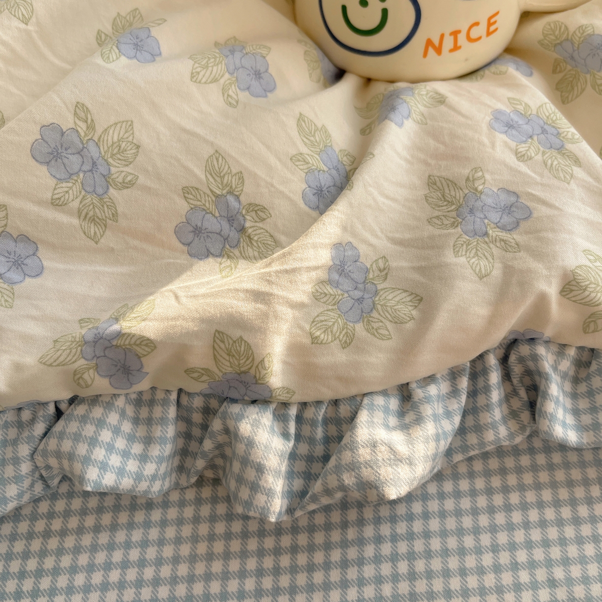 91家纺网 家纺一手货源 找家纺 轻奢坊 2026新款云感仿棉水洗棉褶皱短花边四件套 花花格蓝