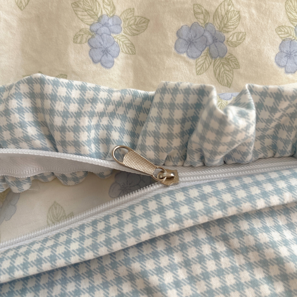 91家纺网 家纺一手货源 找家纺 轻奢坊 2026新款云感仿棉水洗棉褶皱短花边四件套 花花格蓝