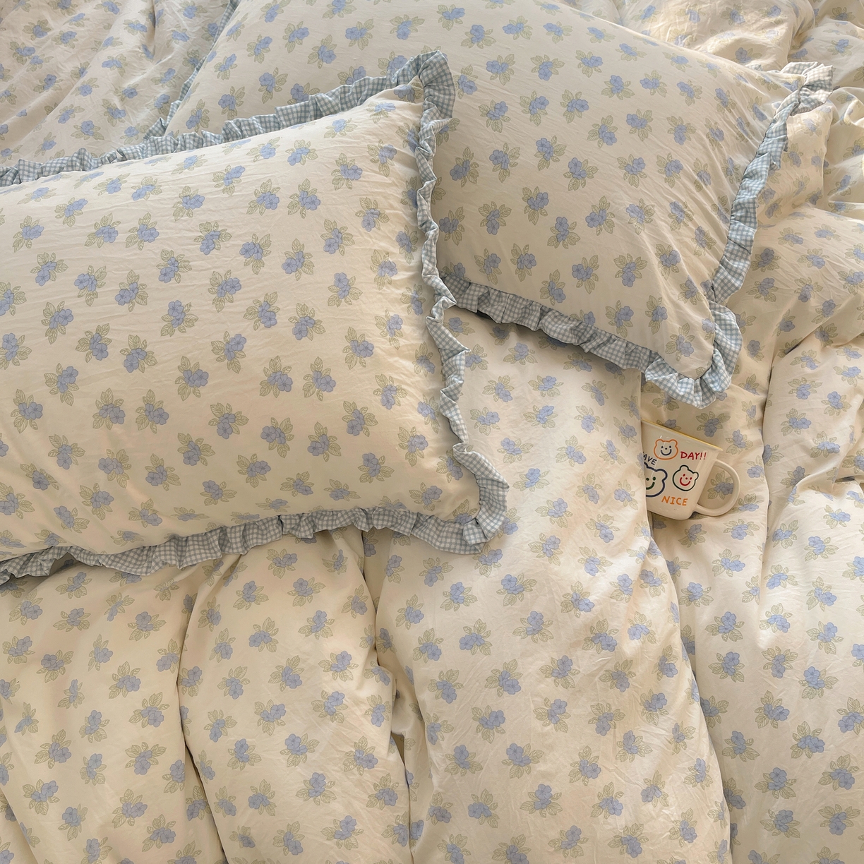 91家纺网 家纺一手货源 找家纺 轻奢坊 2026新款云感仿棉水洗棉褶皱短花边四件套 花花格蓝