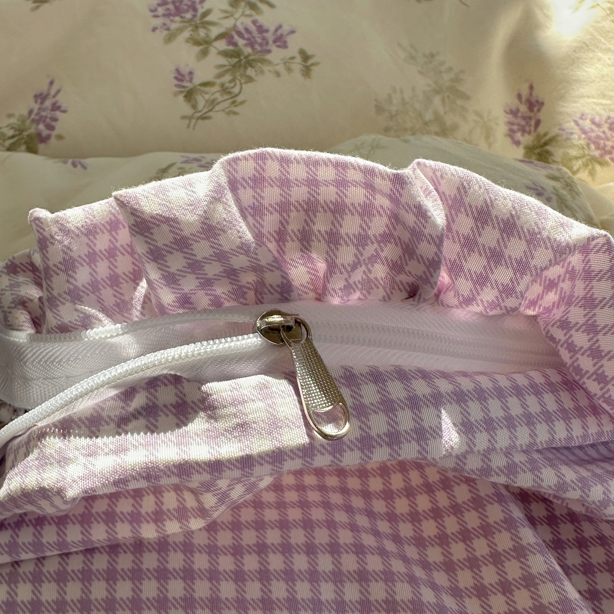 91家纺网 家纺一手货源 找家纺 轻奢坊 2026新款云感仿棉水洗棉褶皱短花边四件套 花花格紫