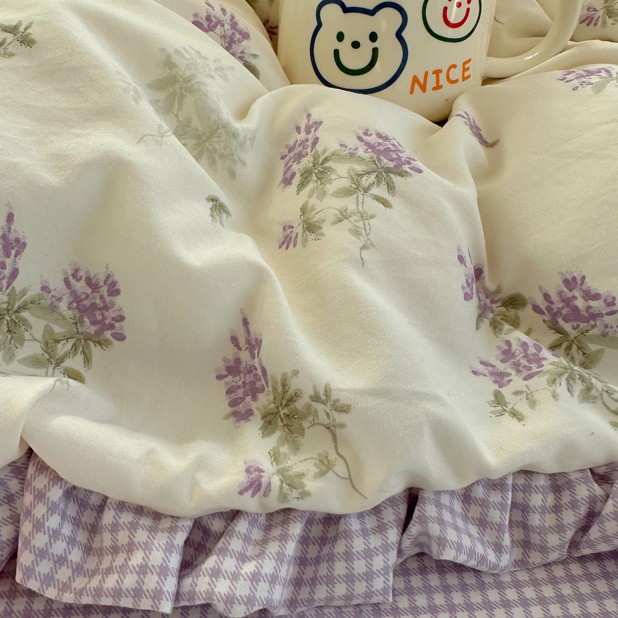 91家纺网 家纺一手货源 找家纺 轻奢坊 2026新款云感仿棉水洗棉褶皱短花边四件套 花花格紫