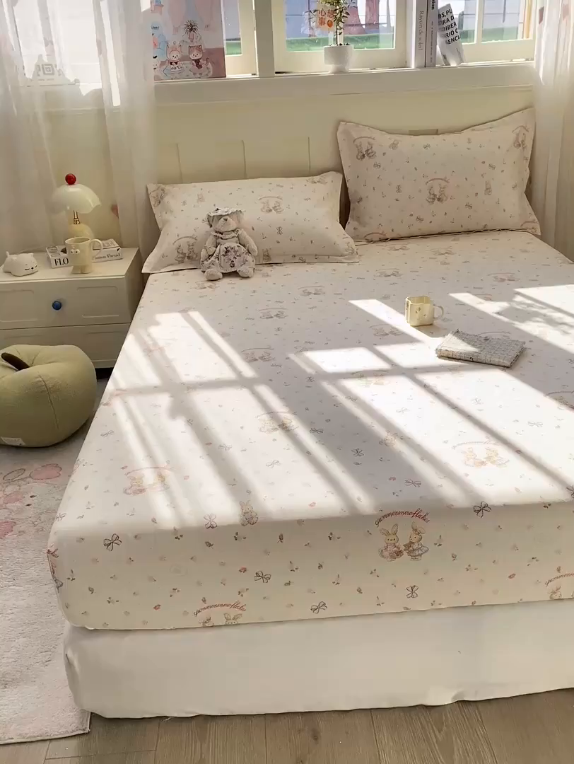 91家纺网 家纺一手货源 找家纺 花梦欣 2026新款全棉印花单品系列3简约卡通款-单床笠 甜蜜纪念日