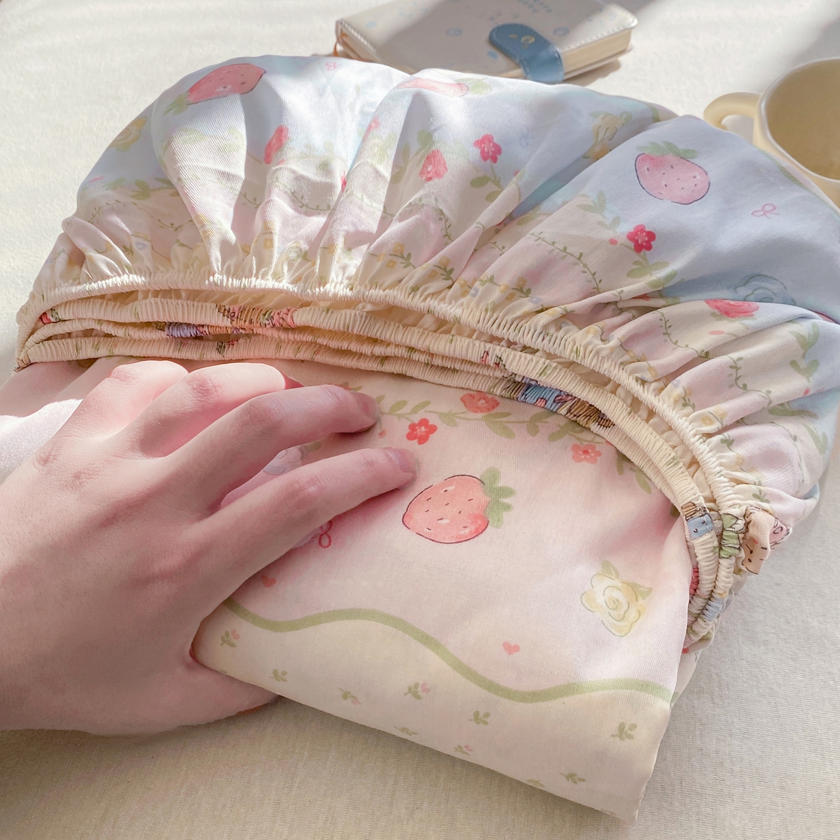 91家纺网 家纺一手货源 找家纺 花梦欣 2026新款全棉印花单品系列3简约卡通款-单床笠 兔子草莓园