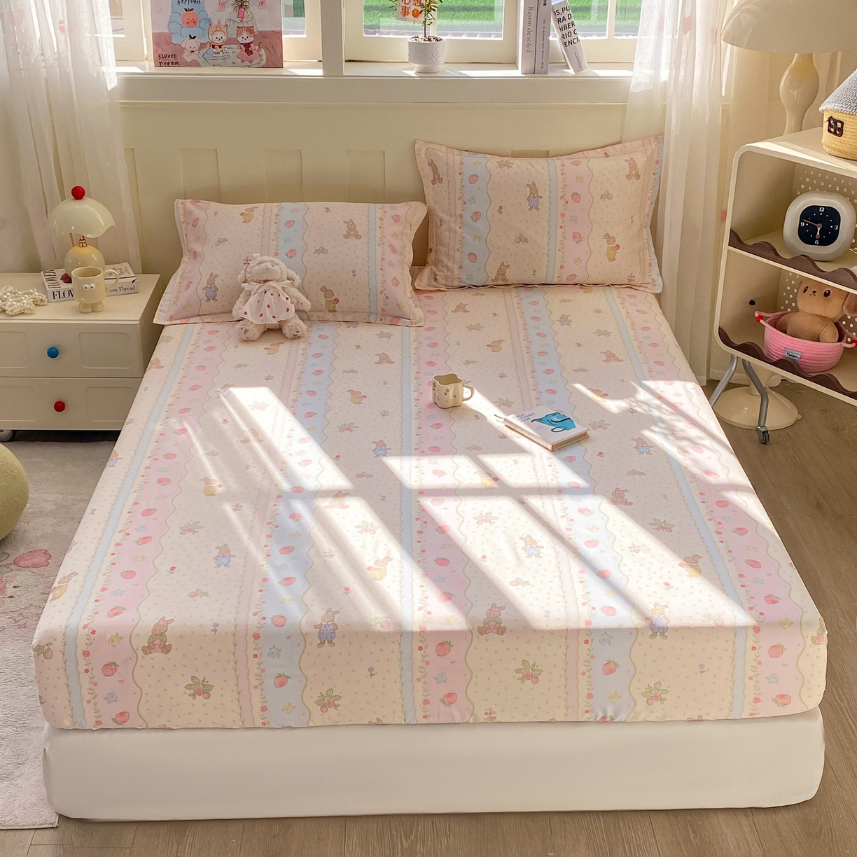 91家纺网 家纺一手货源 找家纺 花梦欣 2026新款全棉印花单品系列3简约卡通款-单床笠 兔子草莓园