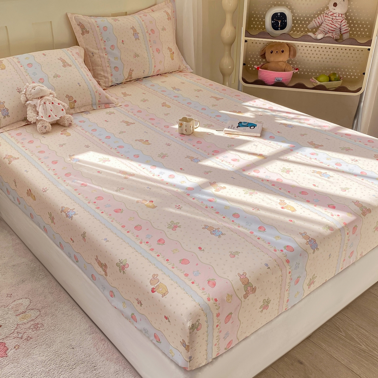 91家纺网 家纺一手货源 找家纺 花梦欣 2026新款全棉印花单品系列3简约卡通款-单床笠 兔子草莓园