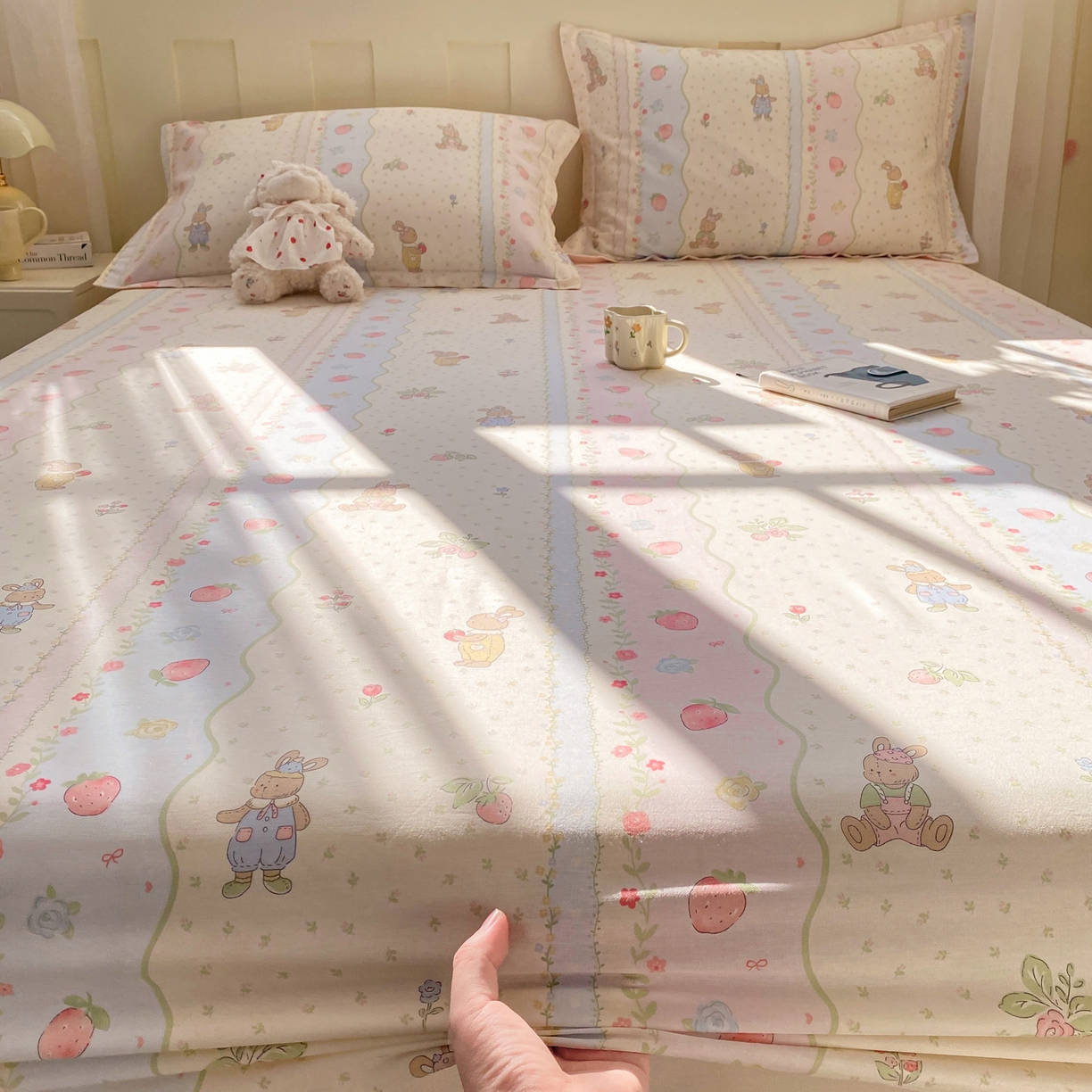 91家纺网 家纺一手货源 找家纺 花梦欣 2026新款全棉印花单品系列3简约卡通款-单床笠 兔子草莓园