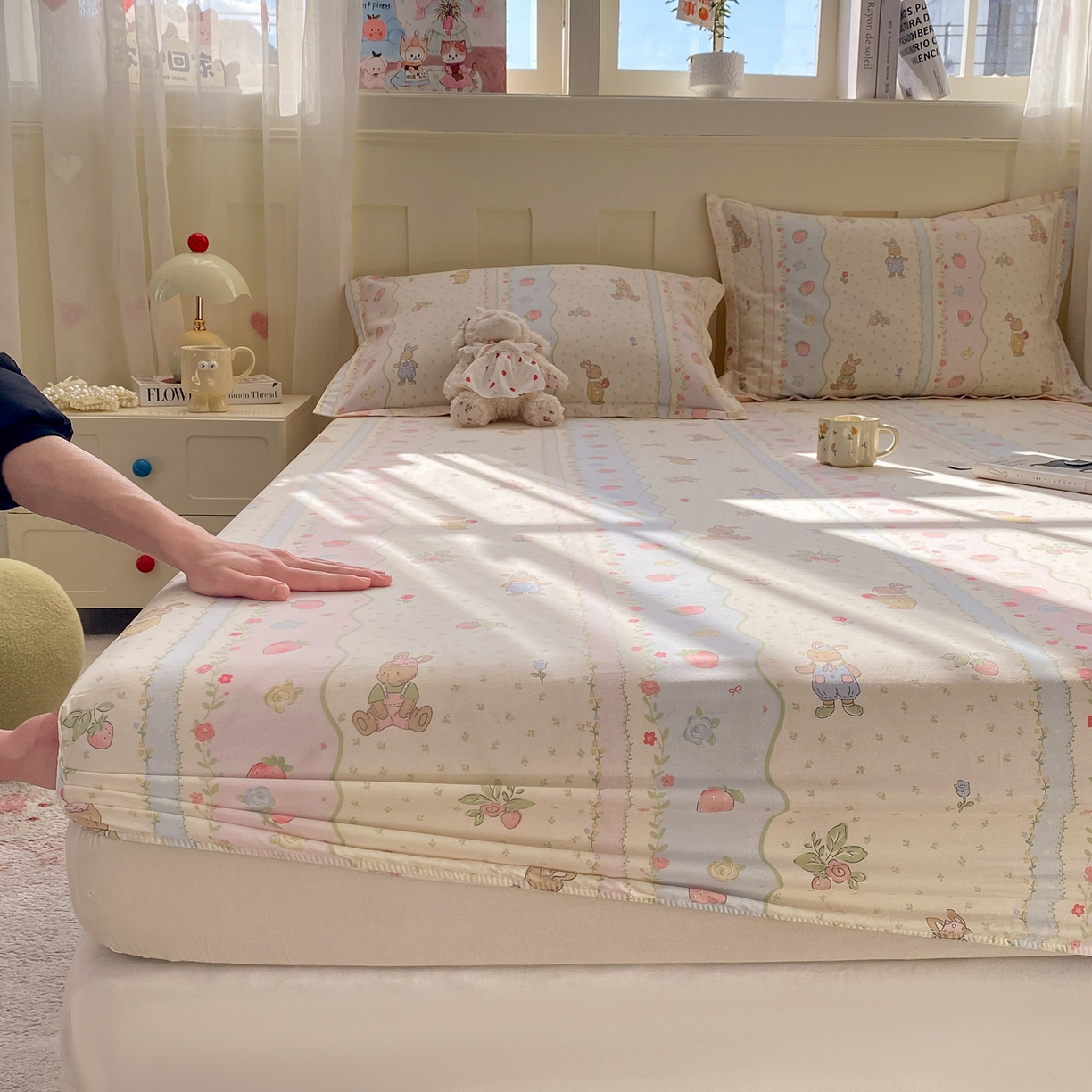 91家纺网 家纺一手货源 找家纺 花梦欣 2026新款全棉印花单品系列3简约卡通款-单床笠 兔子草莓园