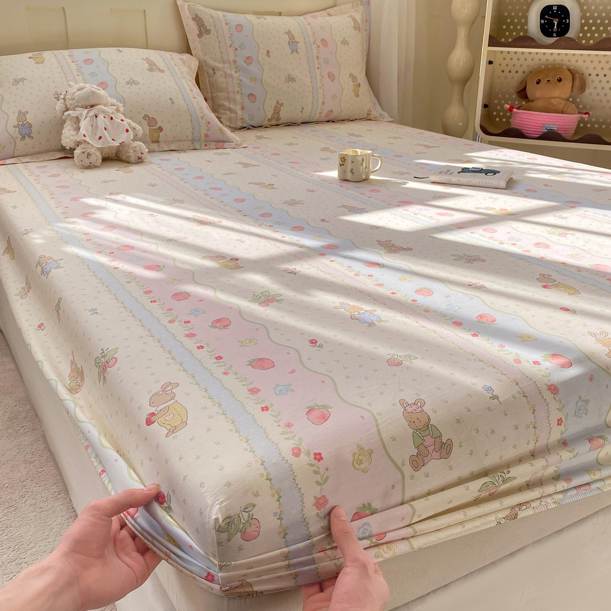 91家纺网 家纺一手货源 找家纺 花梦欣 2026新款全棉印花单品系列3简约卡通款-单床笠 兔子草莓园