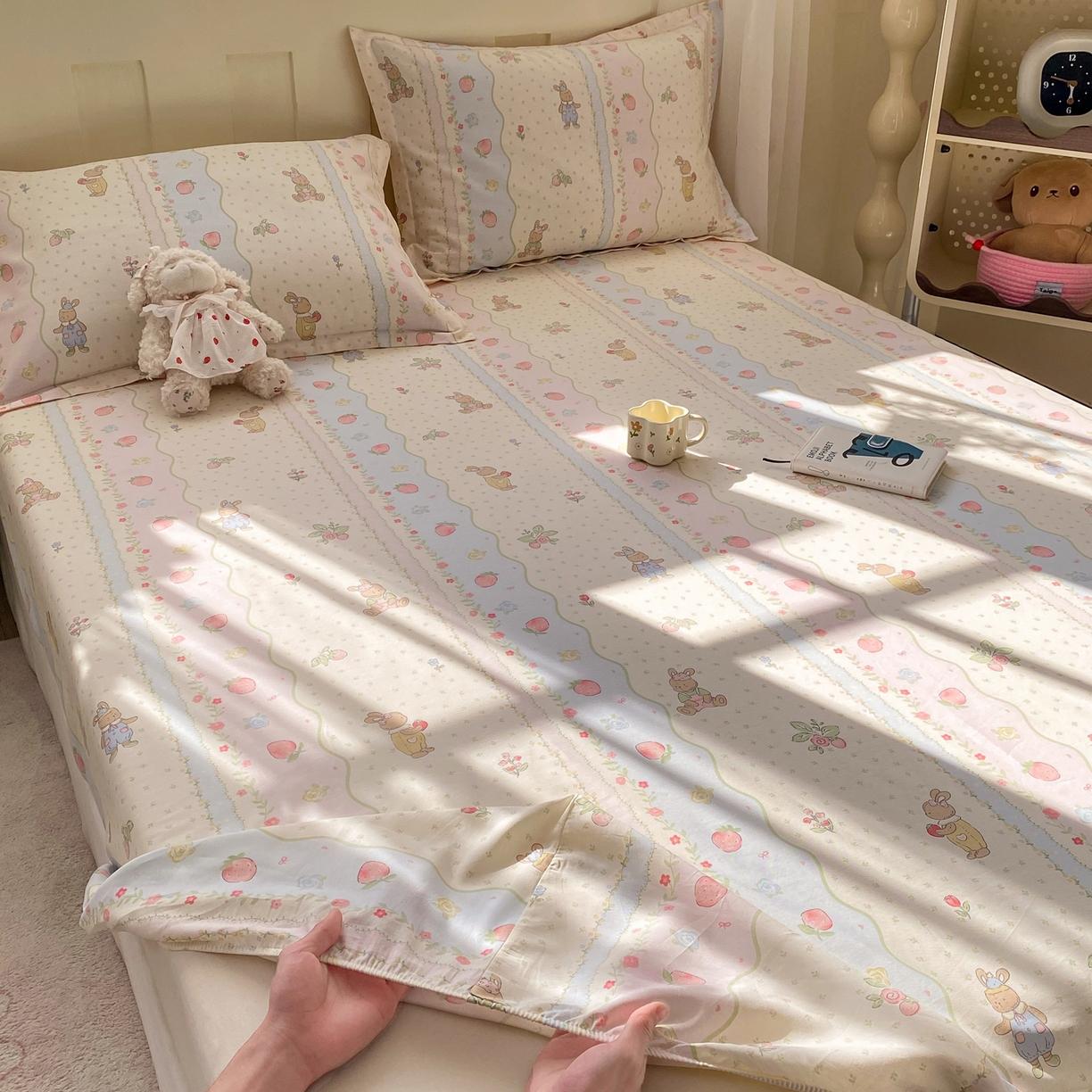 91家纺网 家纺一手货源 找家纺 花梦欣 2026新款全棉印花单品系列3简约卡通款-单床笠 兔子草莓园