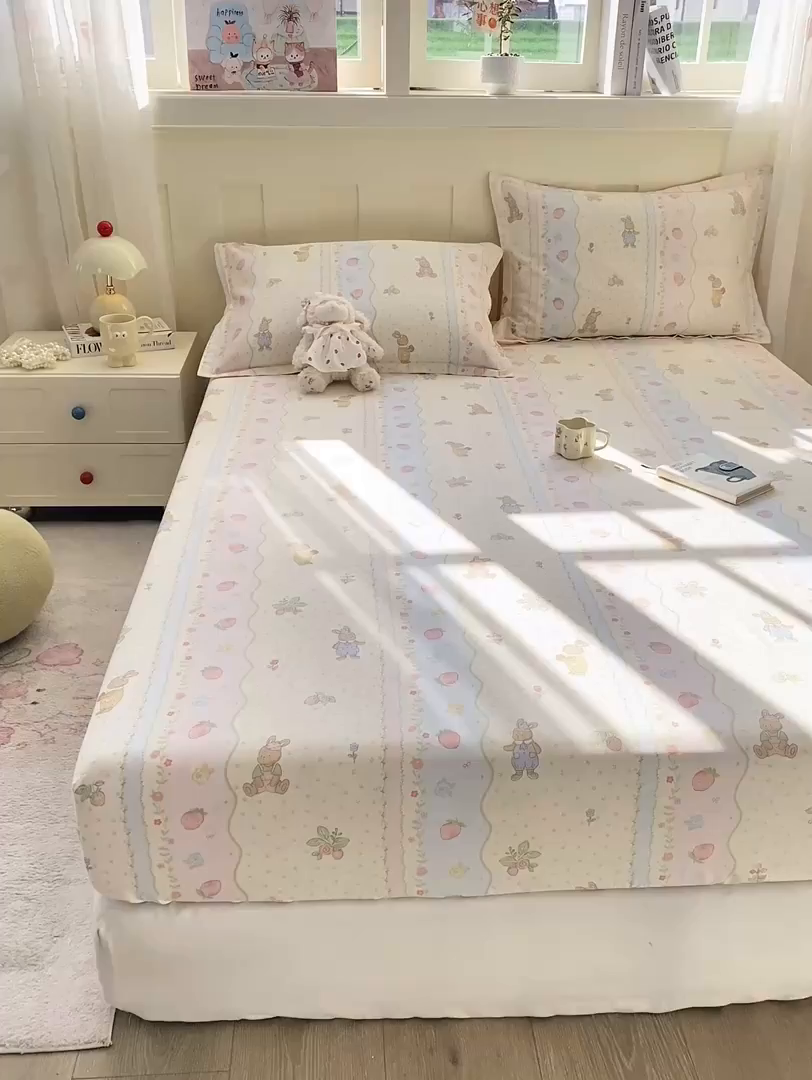 91家纺网 家纺一手货源 找家纺 花梦欣 2026新款全棉印花单品系列3简约卡通款-单床笠 兔子草莓园