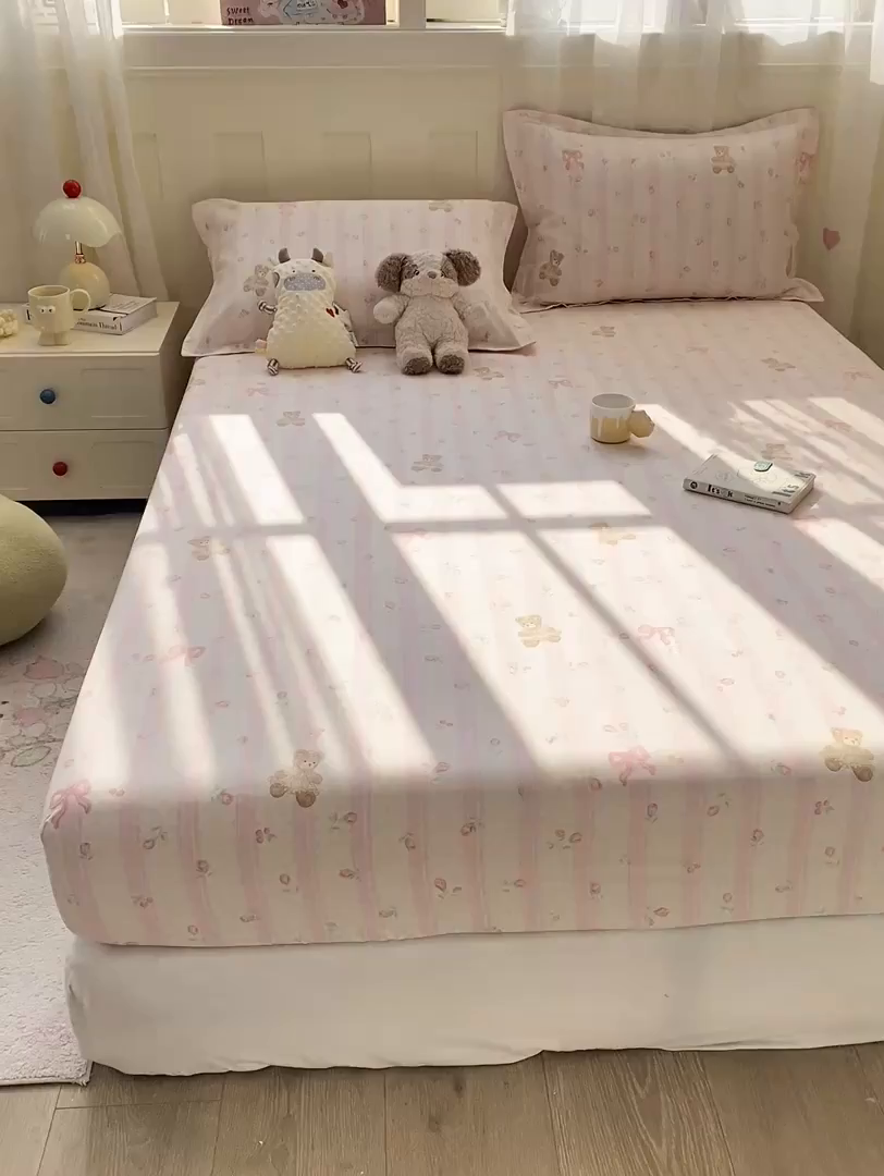 91家纺网 家纺一手货源 找家纺 花梦欣 2026新款全棉印花单品系列3简约卡通款-单床笠 温柔花朵熊