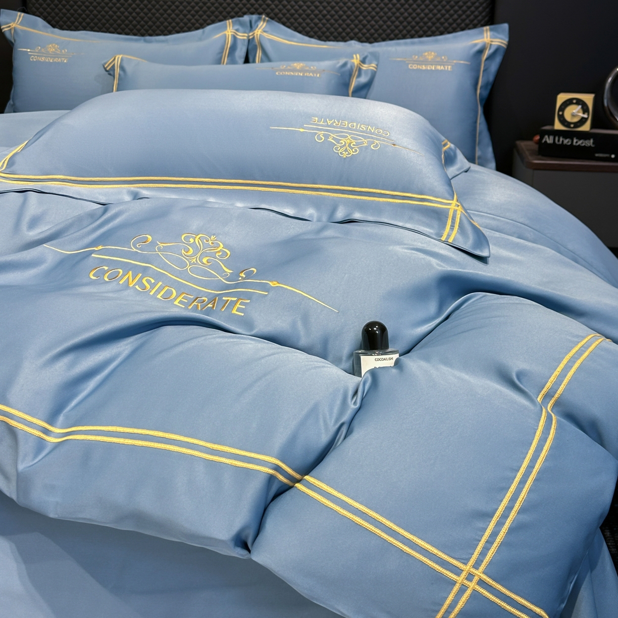 91家纺网 家纺一手货源 找家纺 绒掌柜家纺（品质焕新） 2026新款水洗真丝天丝冰丝刺绣四件套-典雅系列 宾利蓝