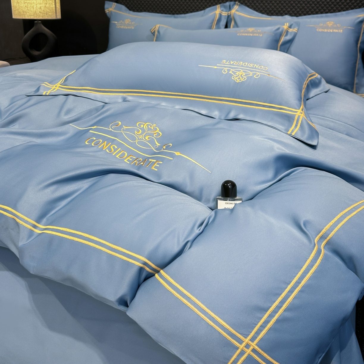 91家纺网 家纺一手货源 找家纺 绒掌柜家纺（品质焕新） 2026新款水洗真丝天丝冰丝刺绣四件套-典雅系列 宾利蓝