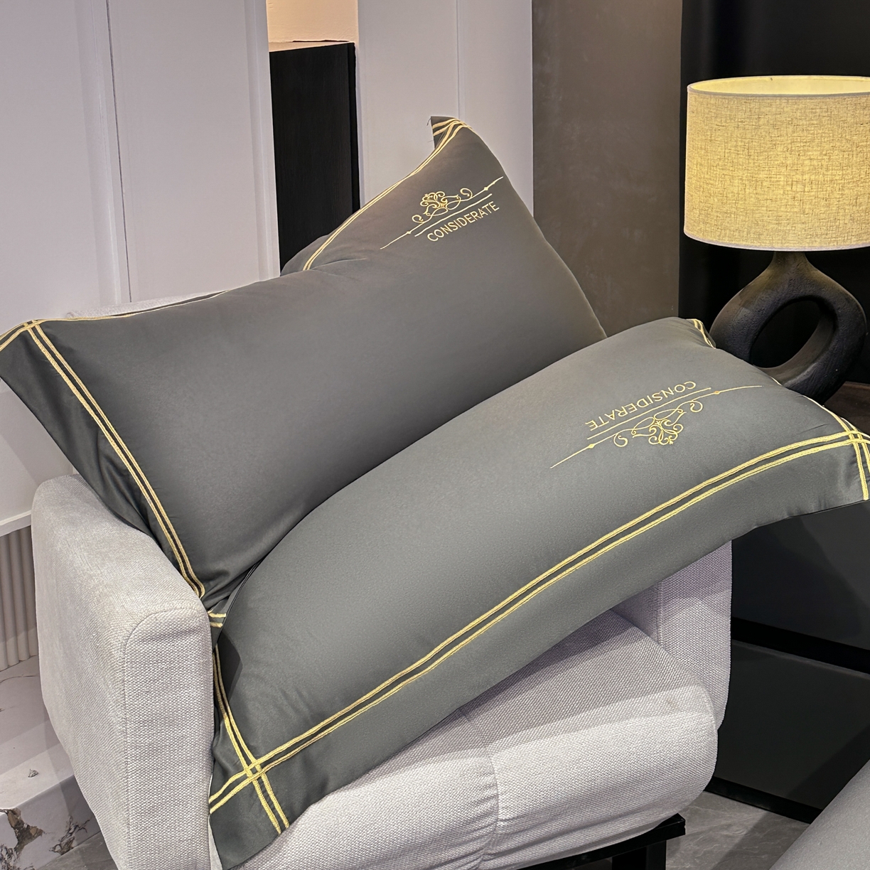 91家纺网 家纺一手货源 找家纺 绒掌柜家纺（品质焕新） 2026新款水洗真丝天丝冰丝刺绣四件套-典雅系列 高级灰