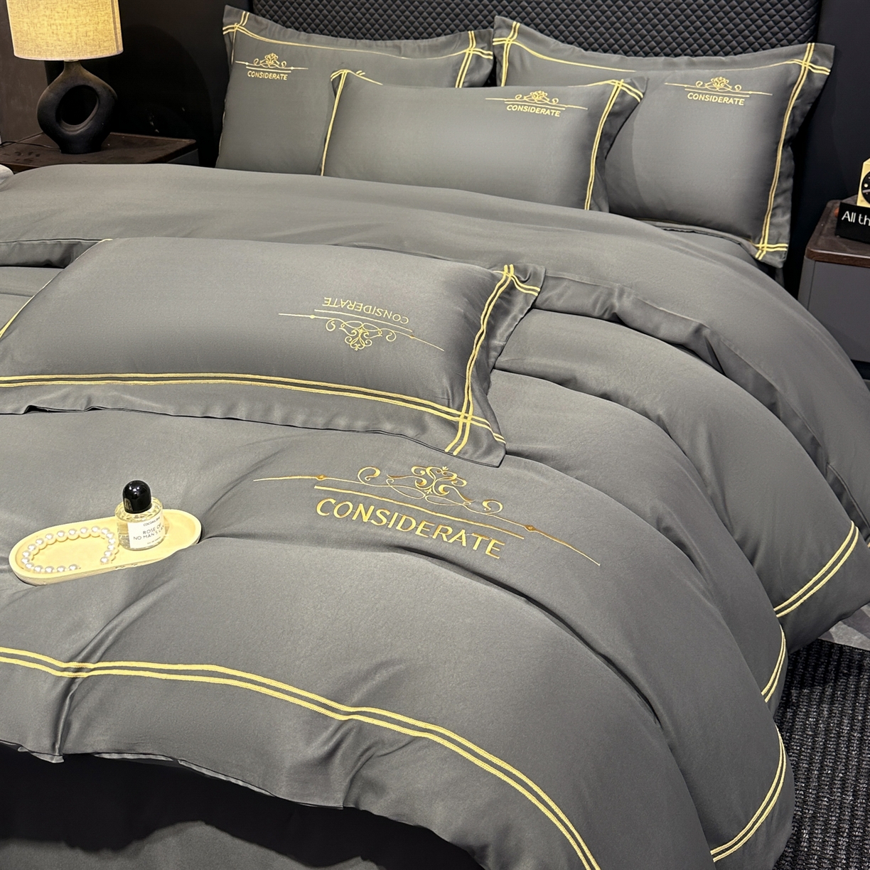 91家纺网 家纺一手货源 找家纺 绒掌柜家纺（品质焕新） 2026新款水洗真丝天丝冰丝刺绣四件套-典雅系列 高级灰