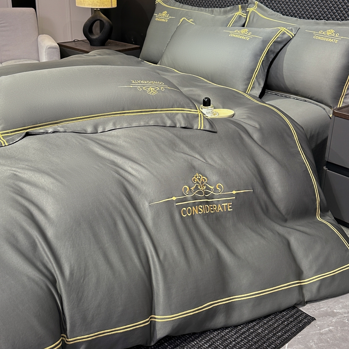 91家纺网 家纺一手货源 找家纺 绒掌柜家纺（品质焕新） 2026新款水洗真丝天丝冰丝刺绣四件套-典雅系列 高级灰