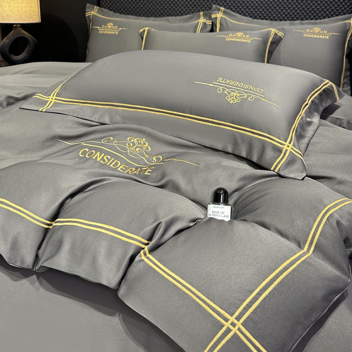 91家纺网 家纺一手货源 找家纺 绒掌柜家纺（品质焕新） 2026新款水洗真丝天丝冰丝刺绣四件套-典雅系列 高级灰