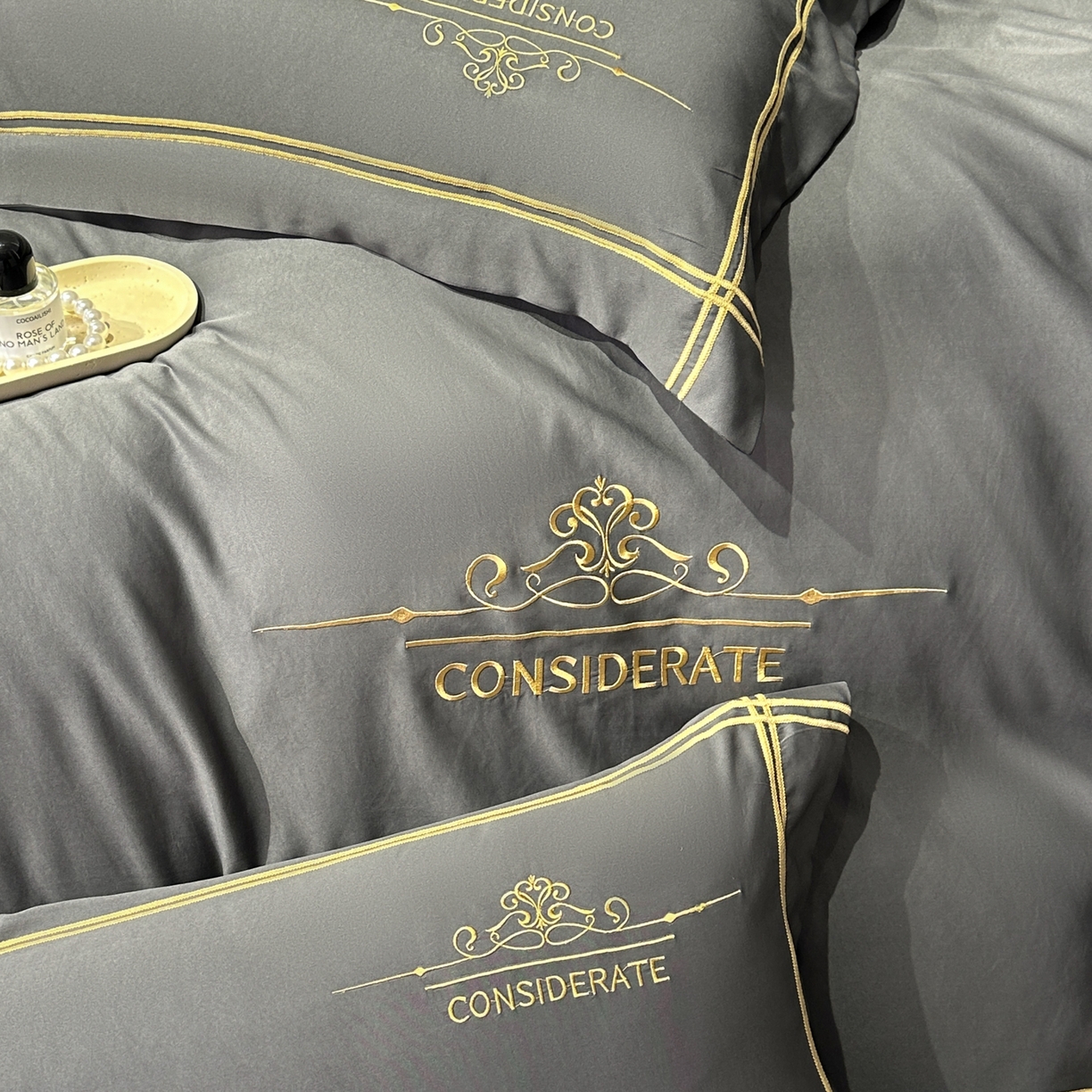 91家纺网 家纺一手货源 找家纺 绒掌柜家纺（品质焕新） 2026新款水洗真丝天丝冰丝刺绣四件套-典雅系列 高级灰