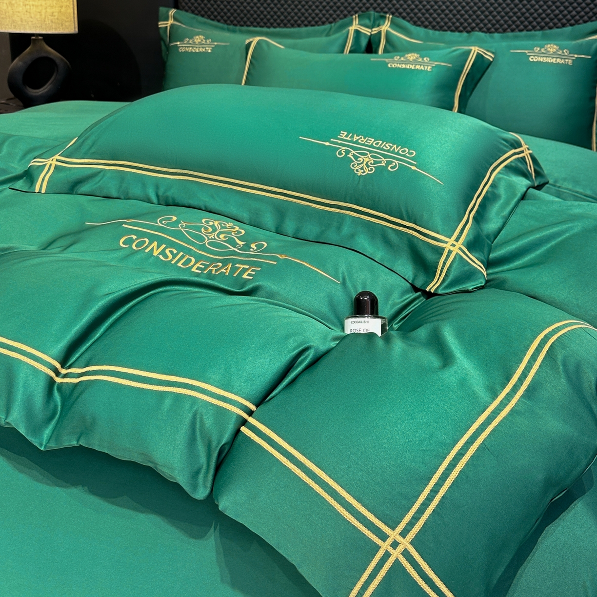 91家纺网 家纺一手货源 找家纺 绒掌柜家纺（品质焕新） 2026新款水洗真丝天丝冰丝刺绣四件套-典雅系列 墨绿