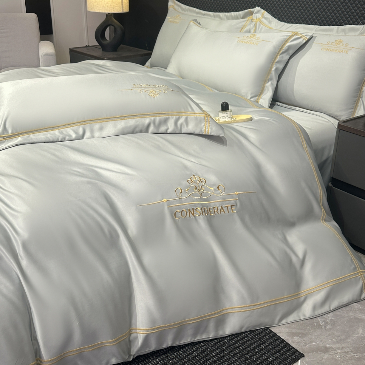 91家纺网 家纺一手货源 找家纺 绒掌柜家纺（品质焕新） 2026新款水洗真丝天丝冰丝刺绣四件套-典雅系列 浅灰