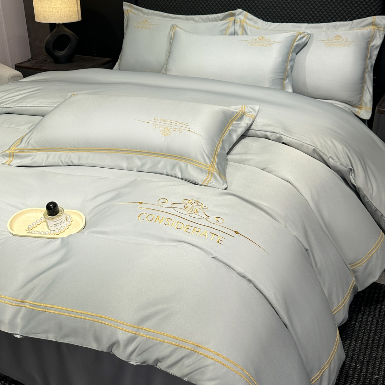 91家纺网 家纺一手货源 找家纺 绒掌柜家纺（品质焕新） 2026新款水洗真丝天丝冰丝刺绣四件套-典雅系列 浅灰