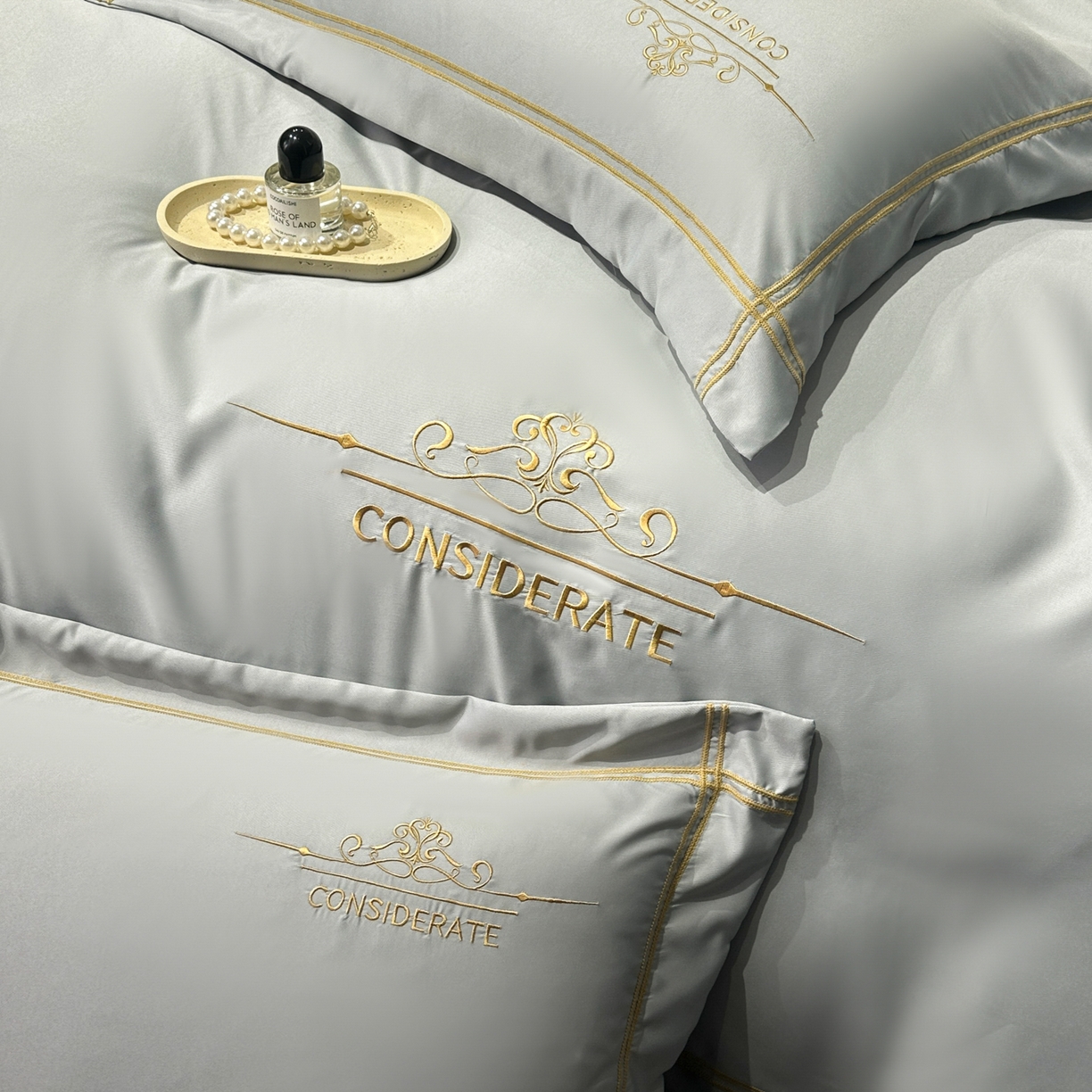 91家纺网 家纺一手货源 找家纺 绒掌柜家纺（品质焕新） 2026新款水洗真丝天丝冰丝刺绣四件套-典雅系列 浅灰