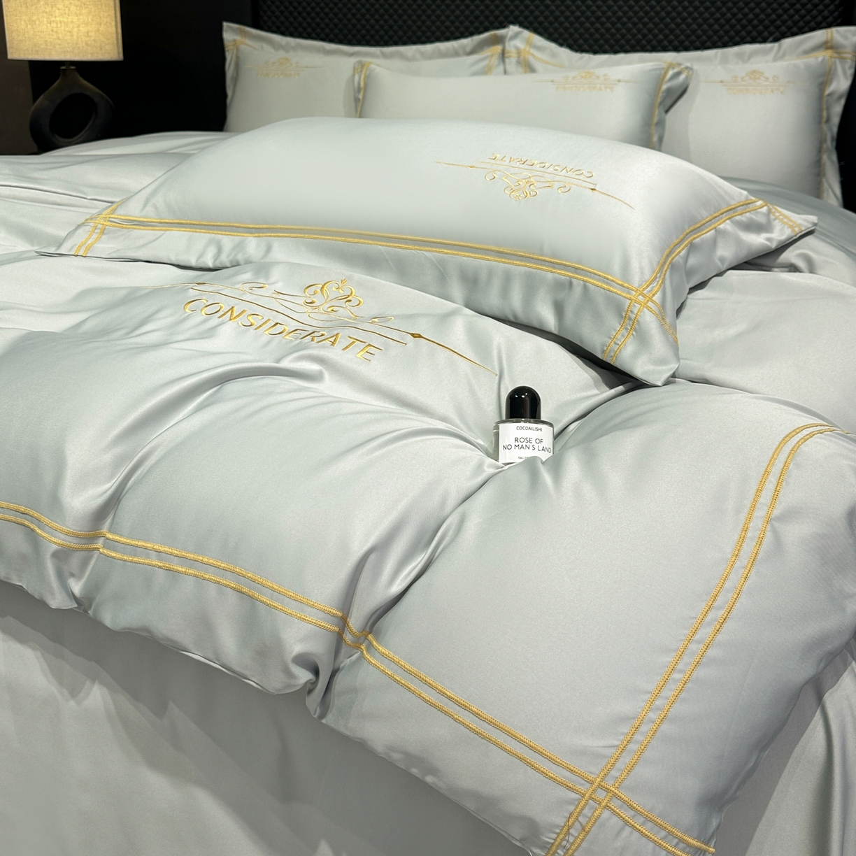 91家纺网 家纺一手货源 找家纺 绒掌柜家纺（品质焕新） 2026新款水洗真丝天丝冰丝刺绣四件套-典雅系列 浅灰