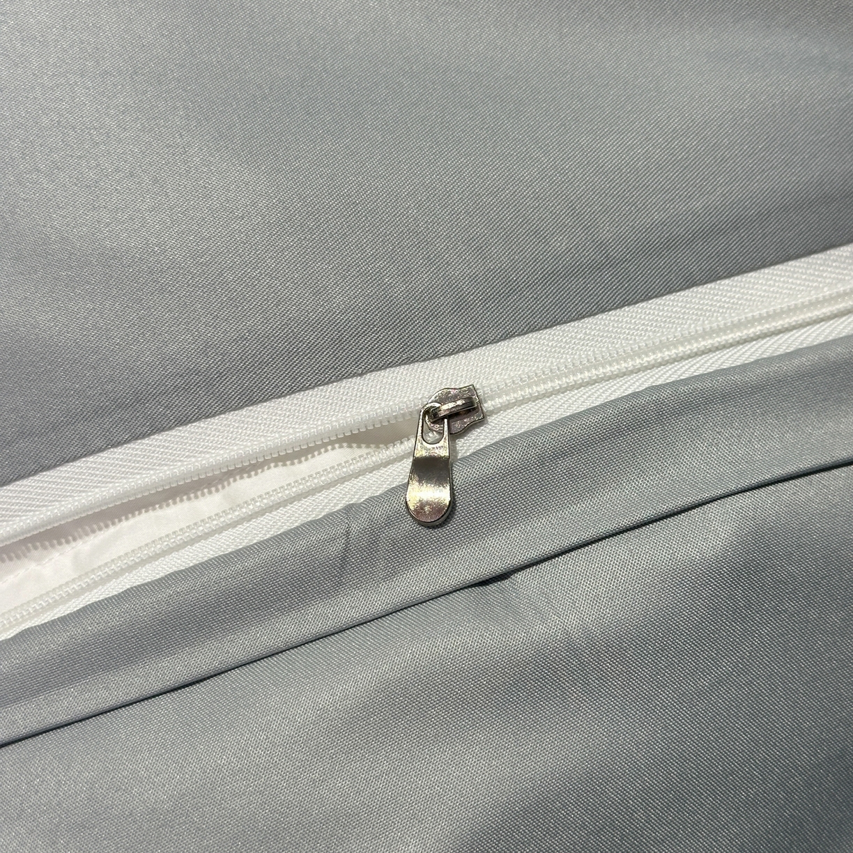 91家纺网 家纺一手货源 找家纺 绒掌柜家纺（品质焕新） 2026新款水洗真丝天丝冰丝刺绣四件套-典雅系列 浅灰