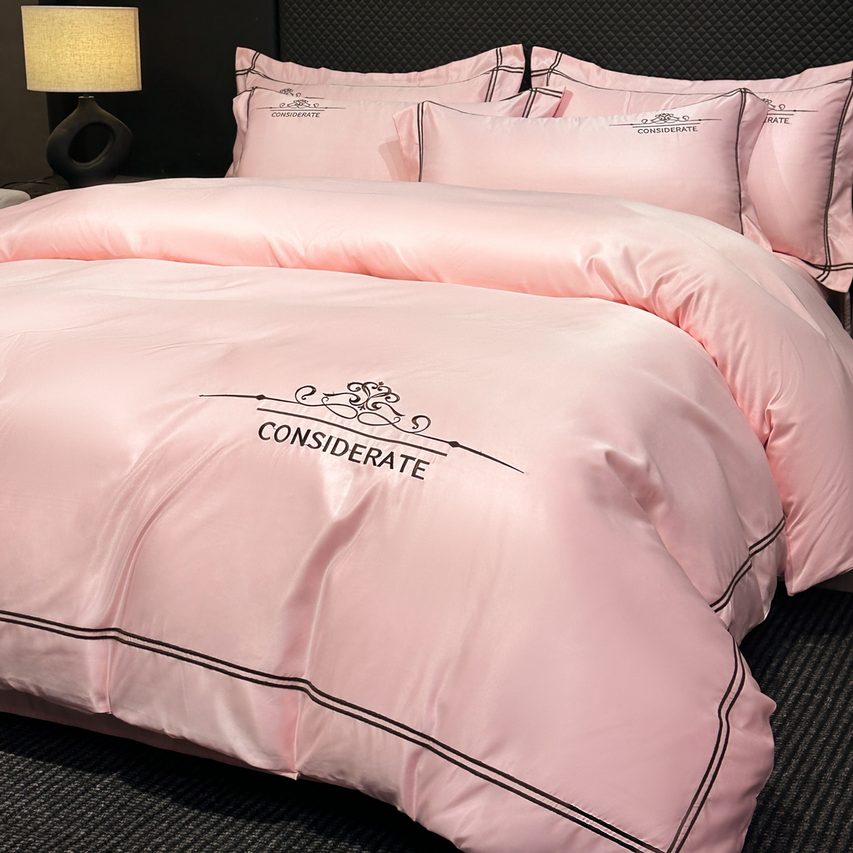 91家纺网 家纺一手货源 找家纺 绒掌柜家纺（品质焕新） 2026新款水洗真丝天丝冰丝刺绣四件套-典雅系列 少女粉