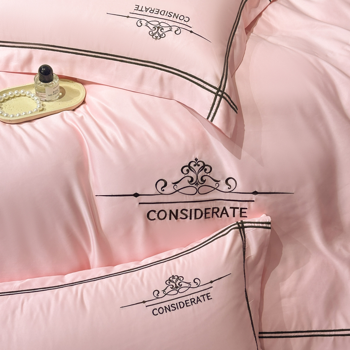 91家纺网 家纺一手货源 找家纺 绒掌柜家纺（品质焕新） 2026新款水洗真丝天丝冰丝刺绣四件套-典雅系列 少女粉