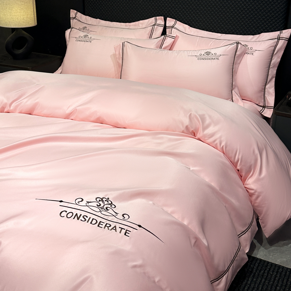 91家纺网 家纺一手货源 找家纺 绒掌柜家纺（品质焕新） 2026新款水洗真丝天丝冰丝刺绣四件套-典雅系列 少女粉