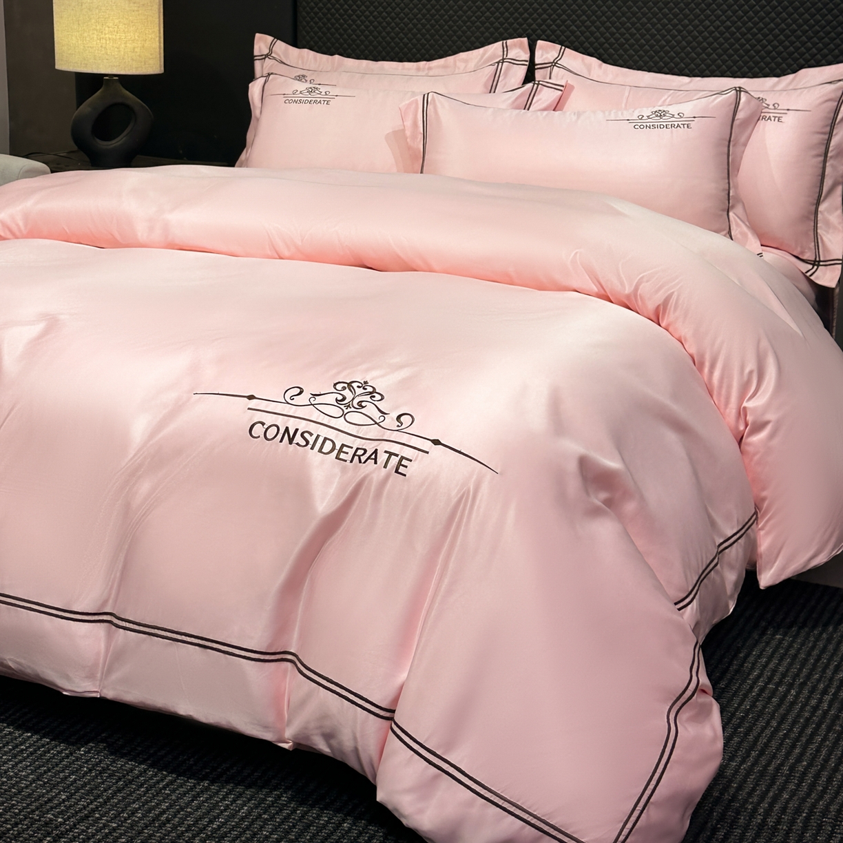 91家纺网 家纺一手货源 找家纺 绒掌柜家纺（品质焕新） 2026新款水洗真丝天丝冰丝刺绣四件套-典雅系列 少女粉