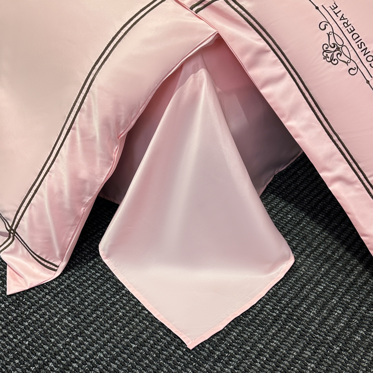 91家纺网 家纺一手货源 找家纺 绒掌柜家纺（品质焕新） 2026新款水洗真丝天丝冰丝刺绣四件套-典雅系列 少女粉