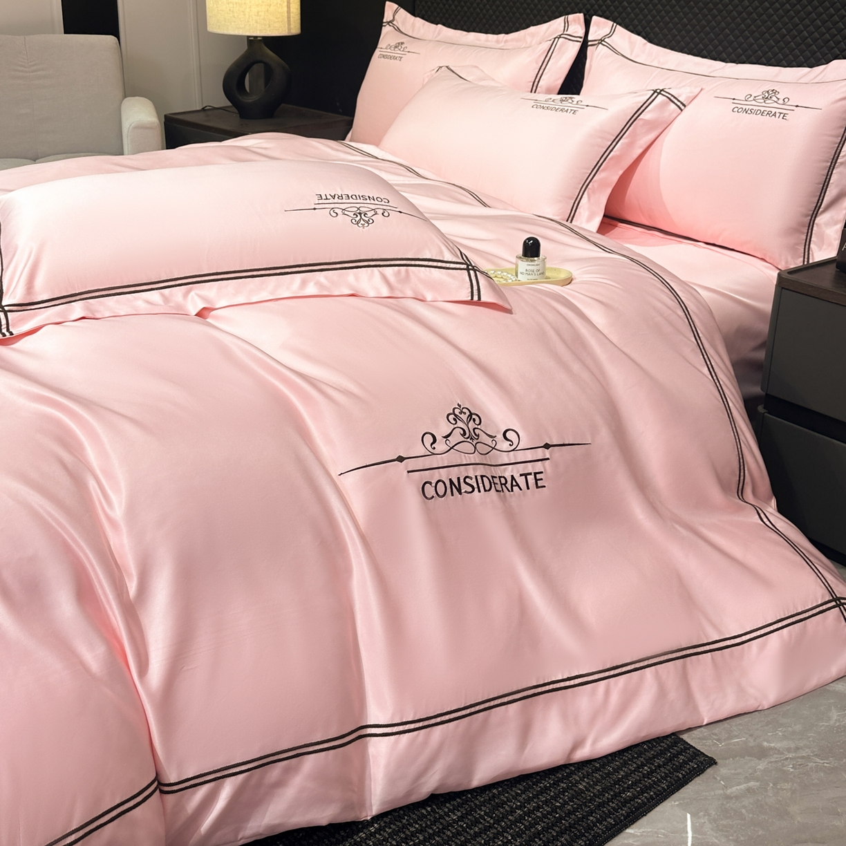 91家纺网 家纺一手货源 找家纺 绒掌柜家纺（品质焕新） 2026新款水洗真丝天丝冰丝刺绣四件套-典雅系列 少女粉