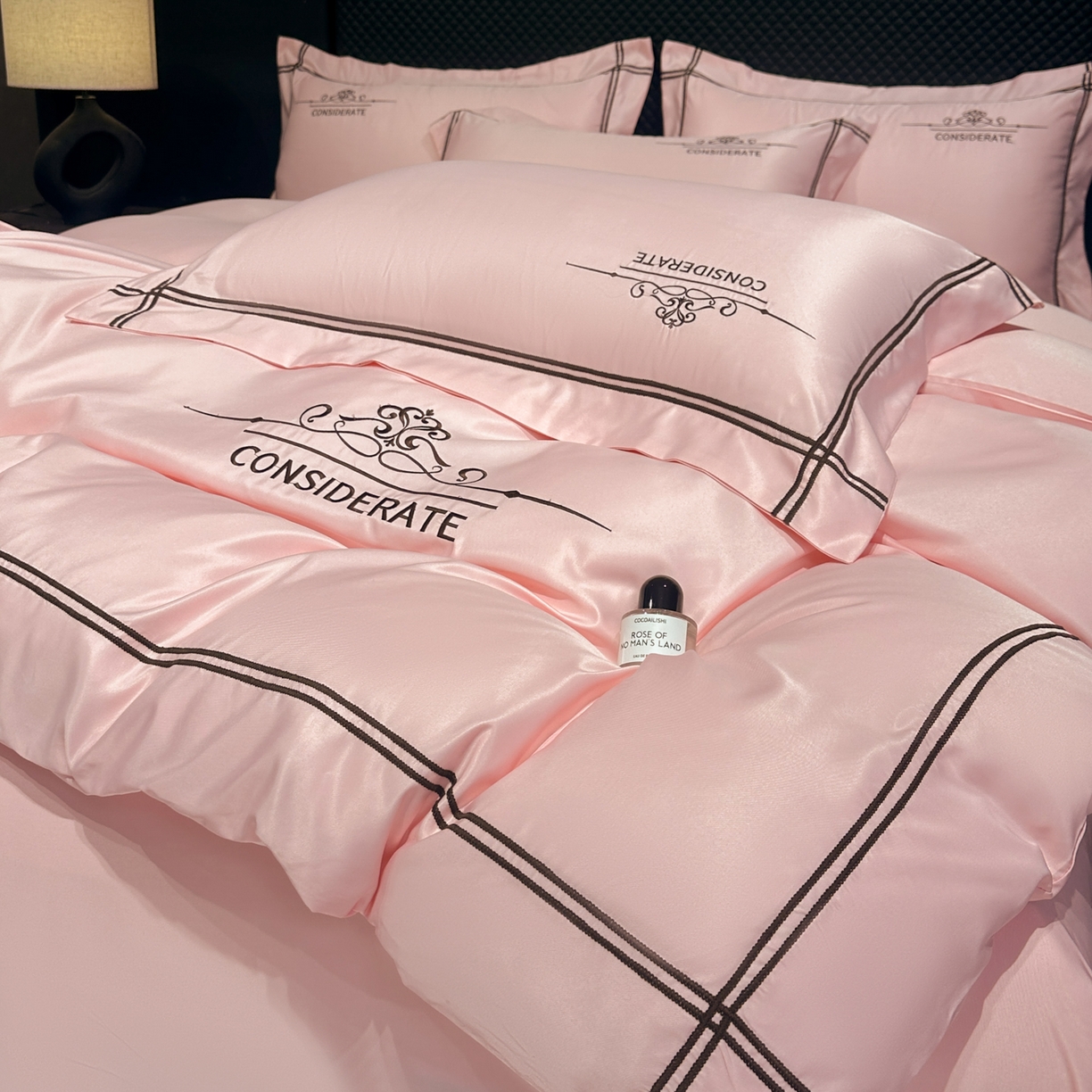 91家纺网 家纺一手货源 找家纺 绒掌柜家纺（品质焕新） 2026新款水洗真丝天丝冰丝刺绣四件套-典雅系列 少女粉