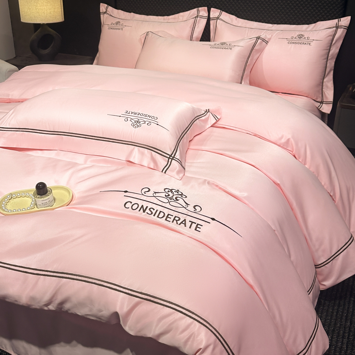 91家纺网 家纺一手货源 找家纺 绒掌柜家纺（品质焕新） 2026新款水洗真丝天丝冰丝刺绣四件套-典雅系列 少女粉