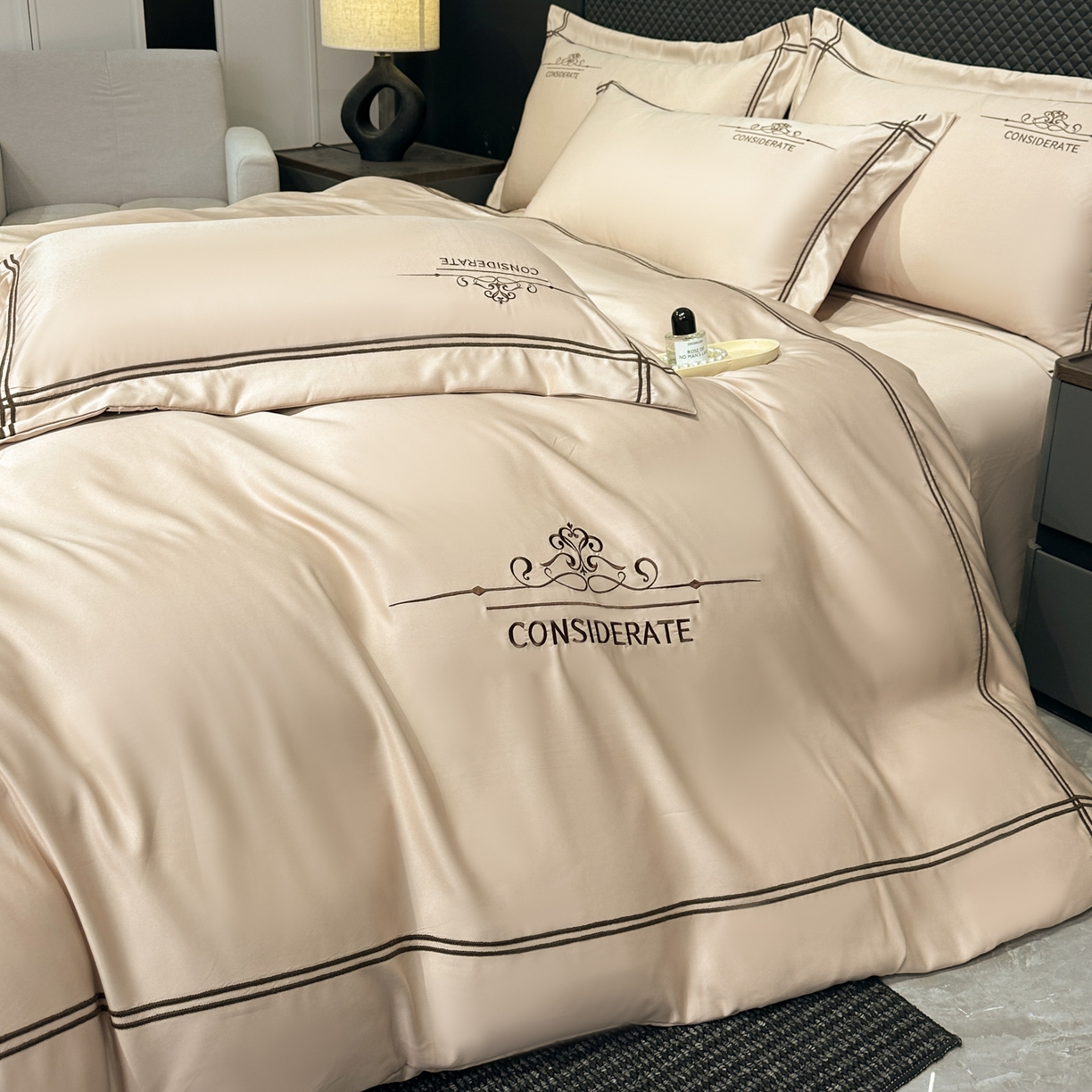 91家纺网 家纺一手货源 找家纺 绒掌柜家纺（品质焕新） 2026新款水洗真丝天丝冰丝刺绣四件套-典雅系列 香槟