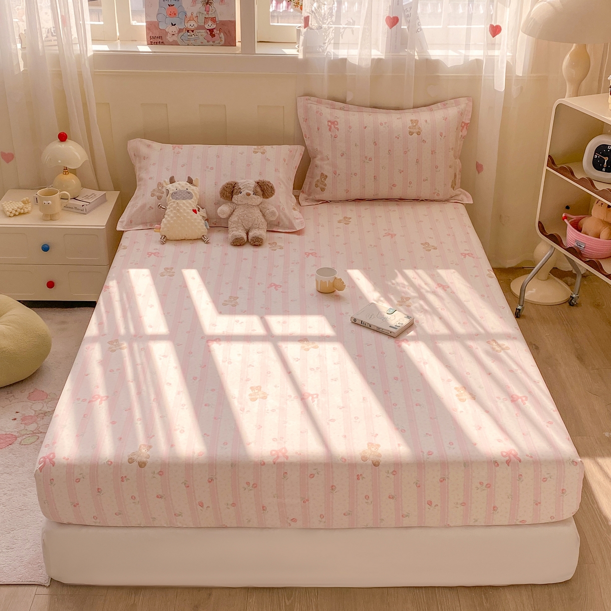 91家纺网 家纺一手货源 找家纺 花梦欣 2026新款全棉印花单品系列2花卉款-单床笠 温柔花朵熊