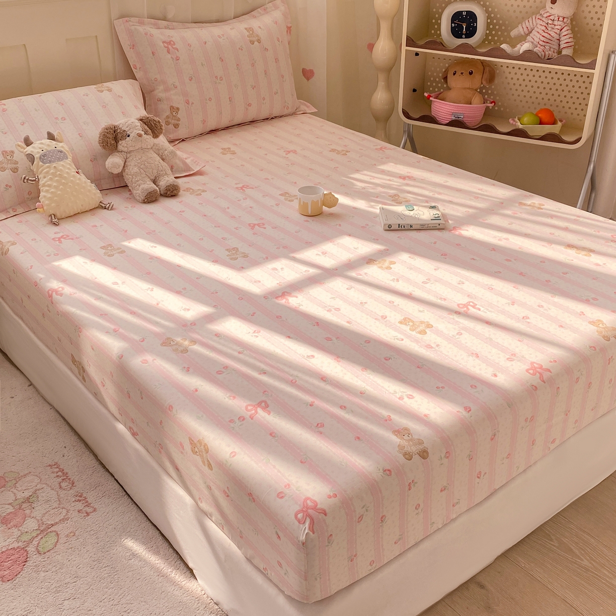 91家纺网 家纺一手货源 找家纺 花梦欣 2026新款全棉印花单品系列2花卉款-单床笠 温柔花朵熊