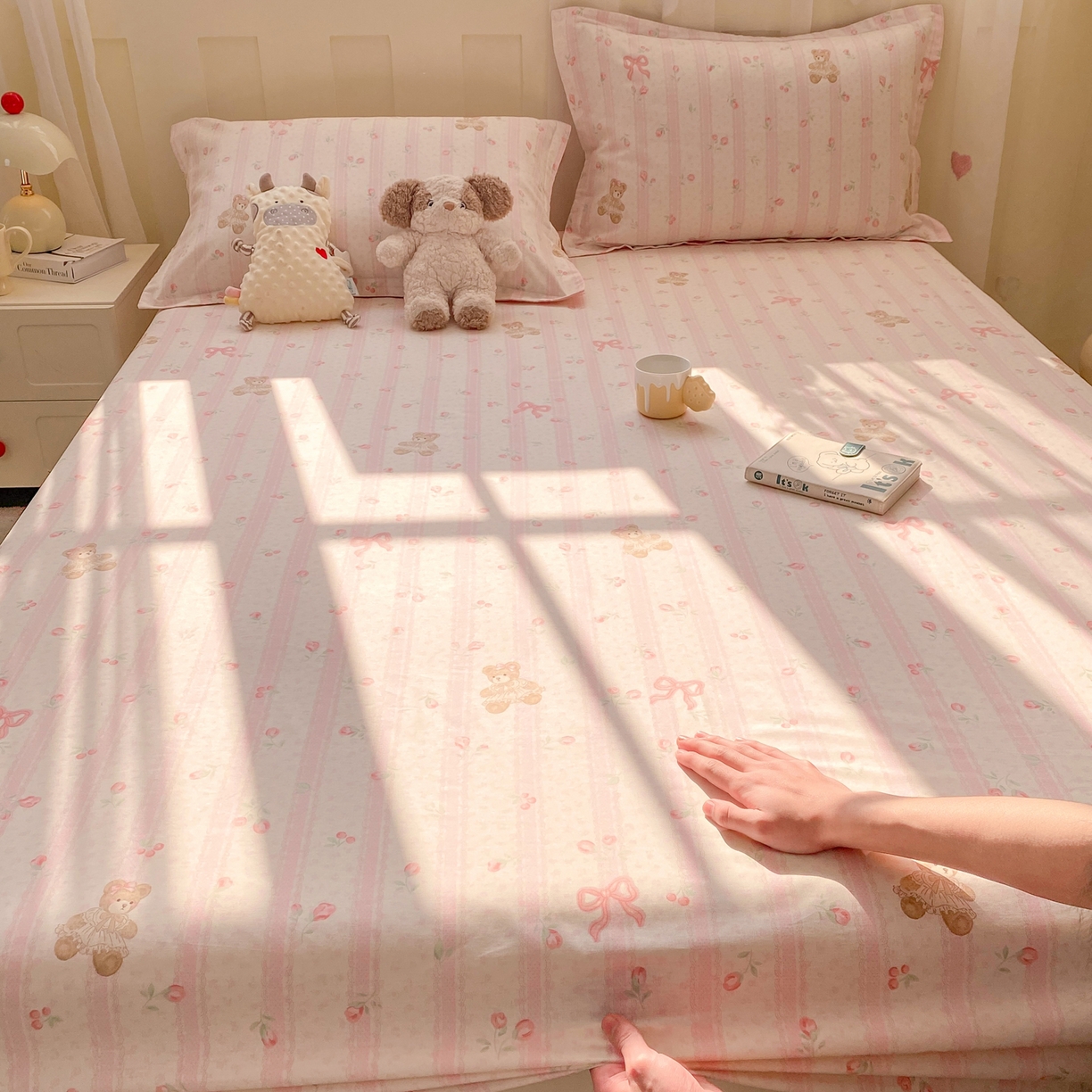 91家纺网 家纺一手货源 找家纺 花梦欣 2026新款全棉印花单品系列2花卉款-单床笠 温柔花朵熊