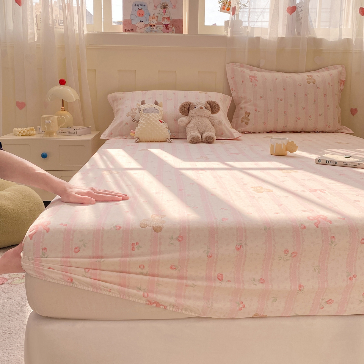 91家纺网 家纺一手货源 找家纺 花梦欣 2026新款全棉印花单品系列2花卉款-单床笠 温柔花朵熊