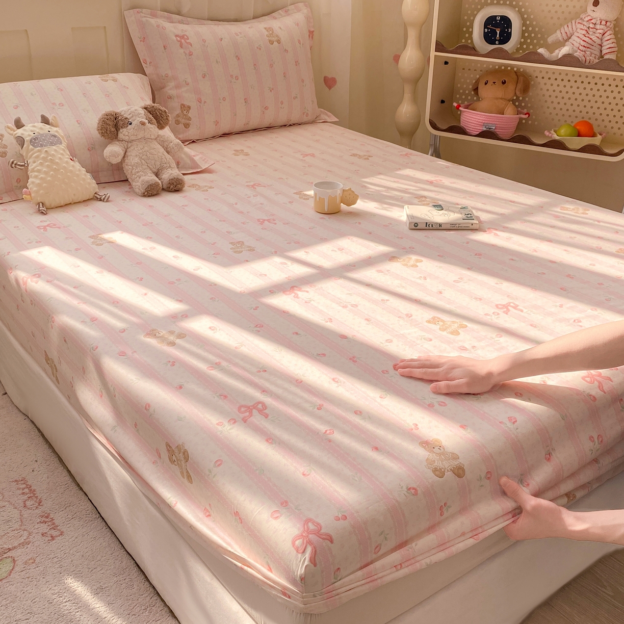 91家纺网 家纺一手货源 找家纺 花梦欣 2026新款全棉印花单品系列2花卉款-单床笠 温柔花朵熊